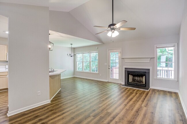 Building Photo - Charming 3 Bedroom Home