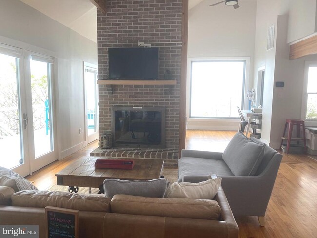 Building Photo - 3550 Bay View Dr