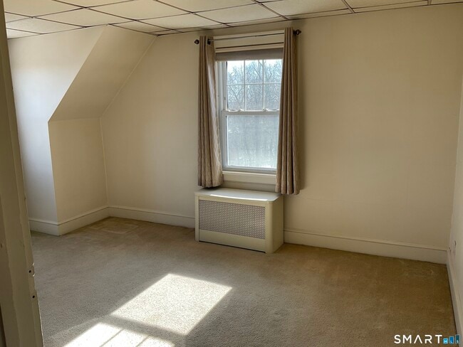 Building Photo - 405 Mohegan Ave Pkwy