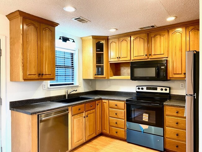 Building Photo - Large 4 Bedroom House