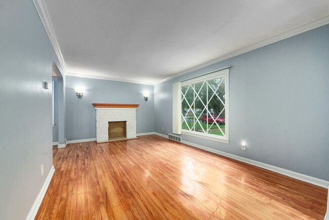 Building Photo - 5927 Hodgman Dr