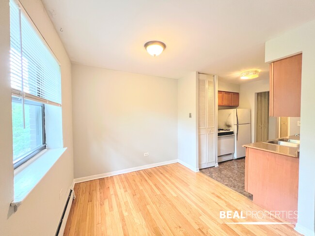 Building Photo - 510 W Briar Pl
