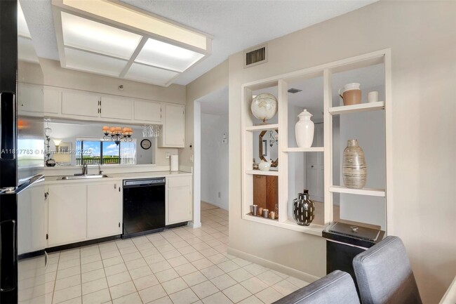 Building Photo - 2206 S Cypress Bend Dr