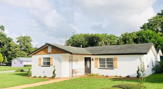 Building Photo - Totally Renovated Single Family Home!