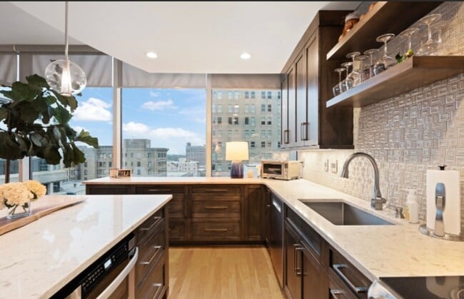 Building Photo - Centerpointe- Urban luxury living!!