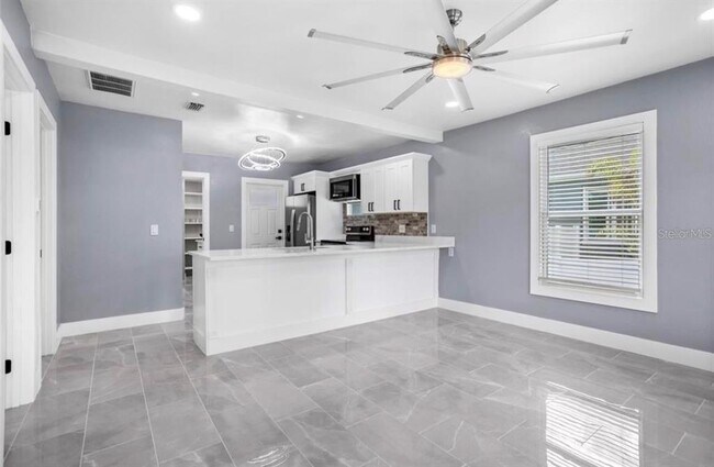 Building Photo - 8907 N Blvd