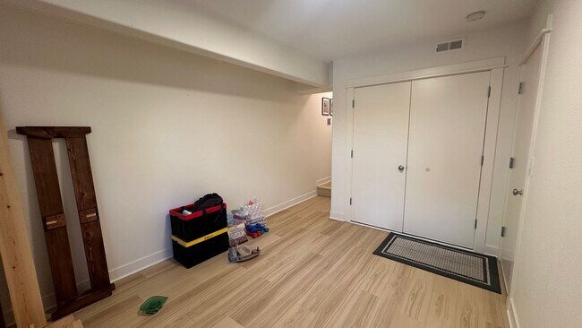 Building Photo - Stunning End-Unit Townhouse 3 bed, 2.5 bat...