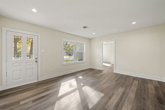 Building Photo - 1034 W 43rd St