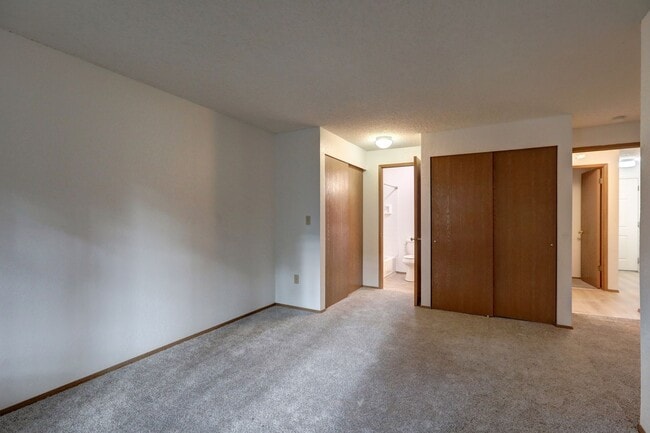 Building Photo - Updated 2 Bedroom Bellevue Condo is Available!