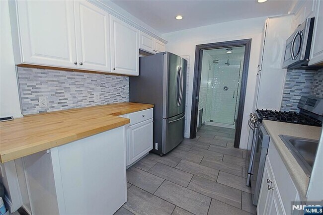 Building Photo - 454 Undercliff Ave