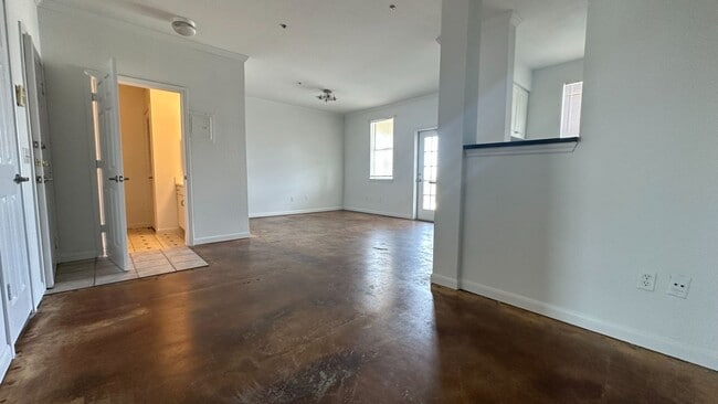 Building Photo - 860 N Orange Ave