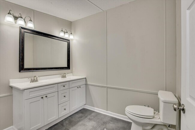 Building Photo - 1261 Lone Oak Ct