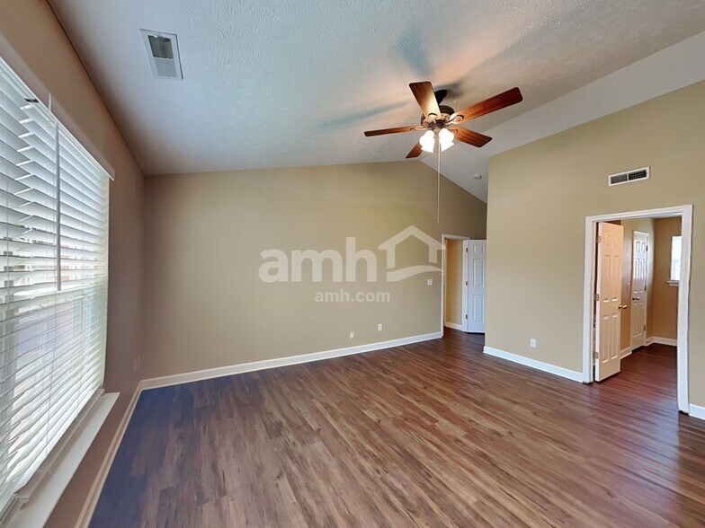 Building Photo - 6012 Mountview Dr