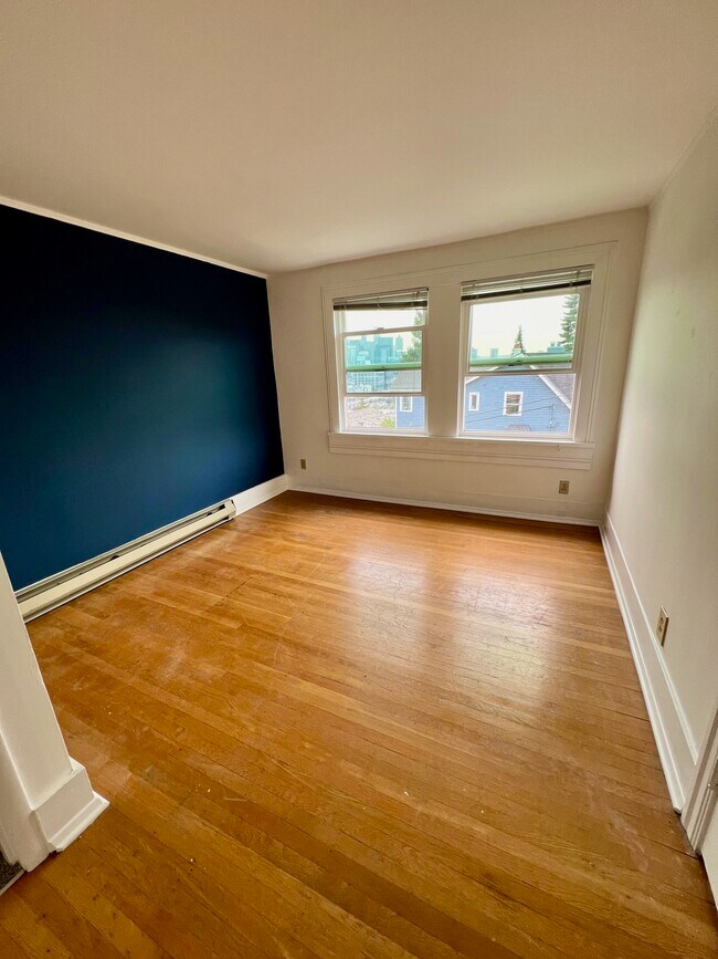 Building Photo - 402 Highland Dr