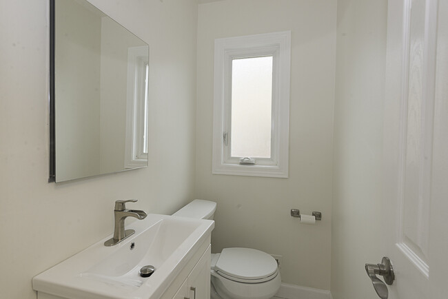 Building Photo - 623 Maple Ct