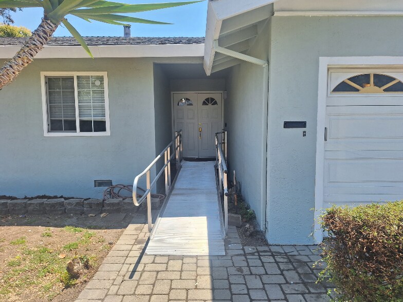Building Photo - 333 Dahlia St
