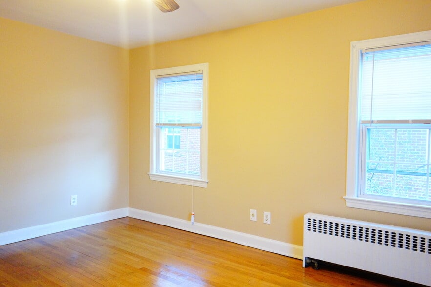 Building Photo - 8408 Greenwood Ave