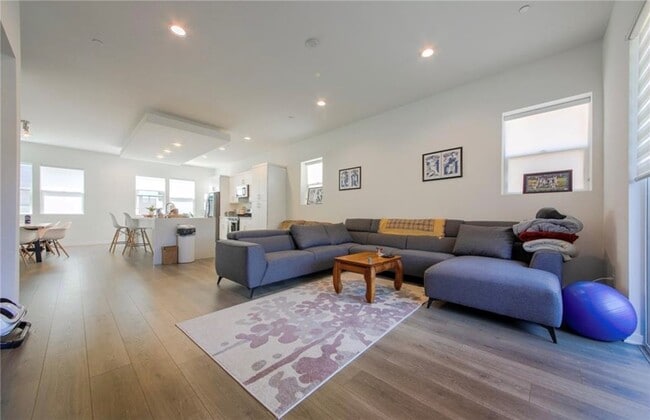 Building Photo - 430 W Central Ave