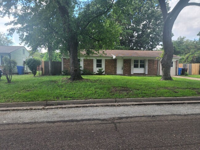 Building Photo - 1285 Sir Kay Dr