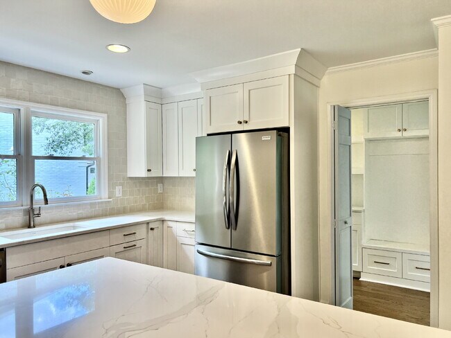 Building Photo - LUXURIOUS LANSDOWNE RETREAT!