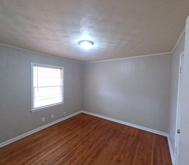 Building Photo - Renovated 4 Bed 1 Bath