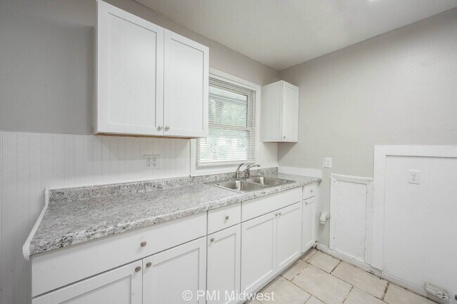 Building Photo - 4923 Barlow Dr
