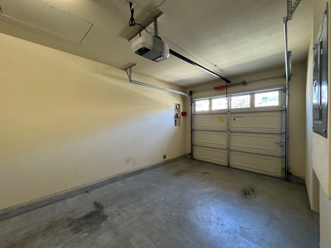 Building Photo - Newly available Stunning 2 Bedroom home fo...
