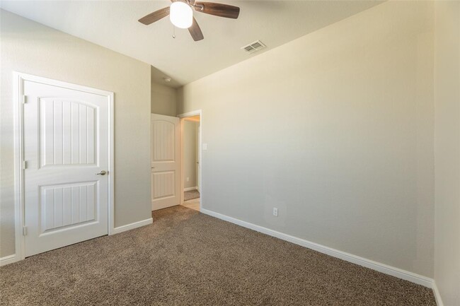Building Photo - 1000 Meadow Scape Dr
