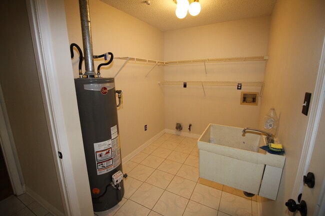 Building Photo - 1124 Orchid Dr
