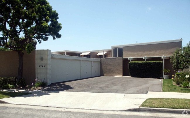 Building Photo - 757 Domingo Dr