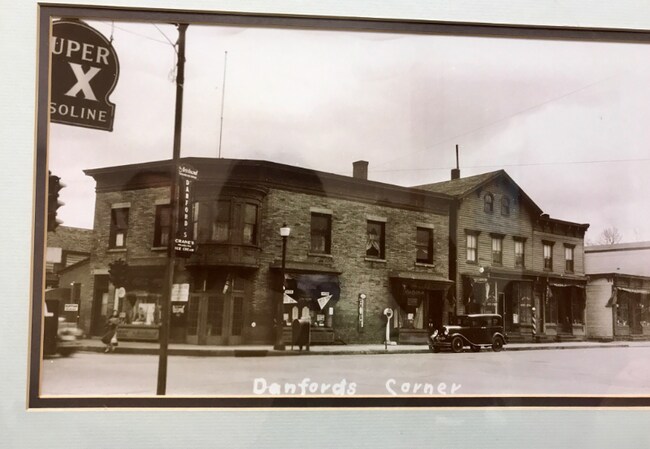 Building Photo - 476 Main St