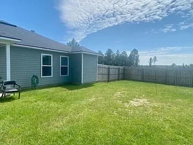 Building Photo - Spacious & Inviting 3-Bedroom Home with Fe...