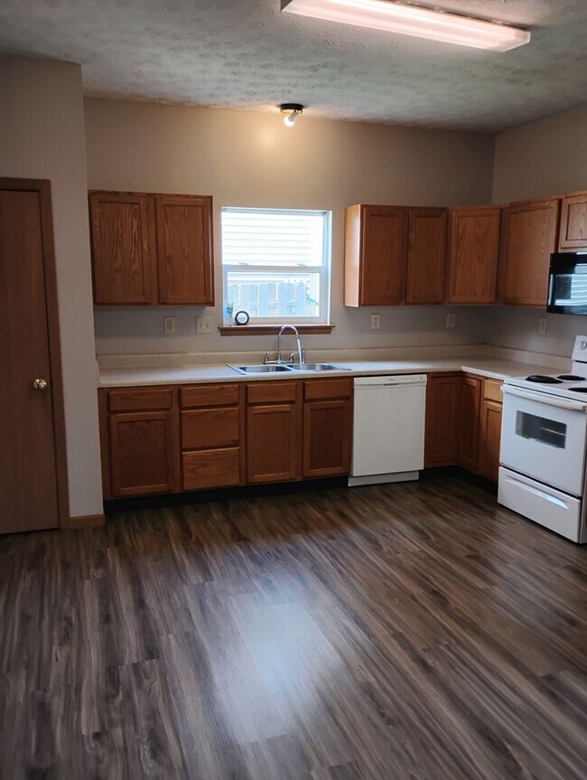 Building Photo - 3368 Edison Dr