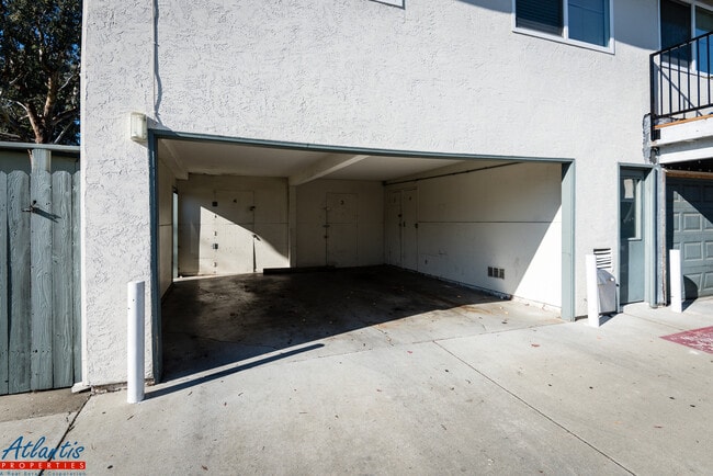 Building Photo - Beautiful Condo | Carport