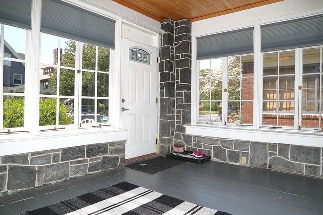 Building Photo - Adorable 5 Bed Single Family Home Near Uptown