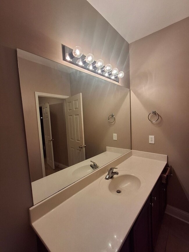 Building Photo - Town Creek Condo - Available Now!