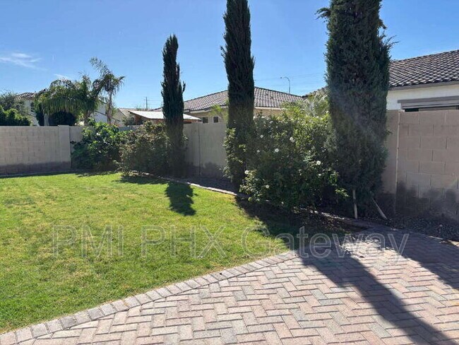 Building Photo - 2685 E Ebony Dr