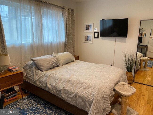 Building Photo - 1221 S Warnock St