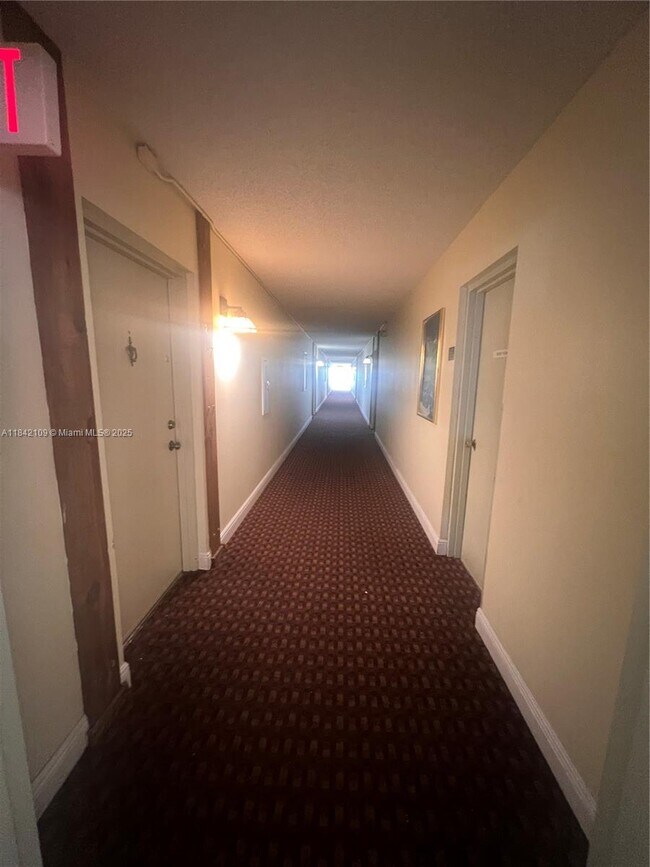 Building Photo - 220 Lakeview Dr