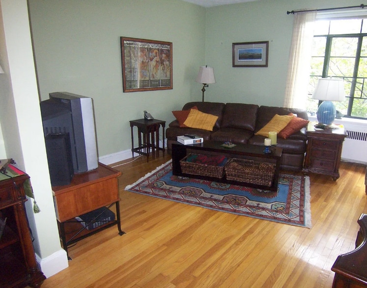 Building Photo - 97 Strathmore Rd