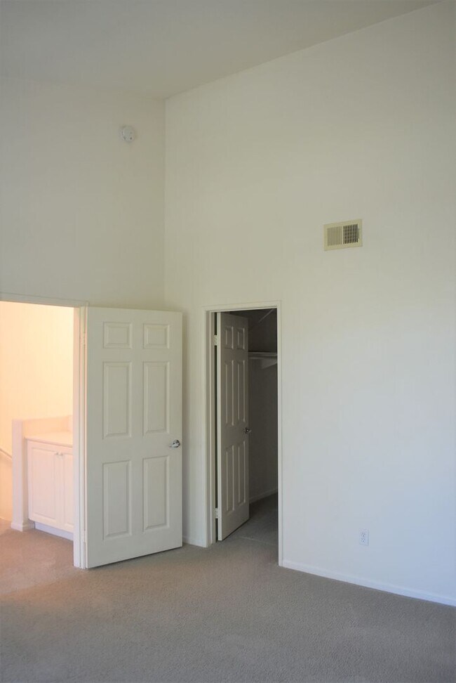Building Photo - 3 Bedroom Townhome in La Jolla Village