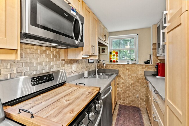 Building Photo - Charming Row Home | 2 Bed | 1 Bath | 950 Sf | Fenced Backyard | 2 Surface Parking Spaces