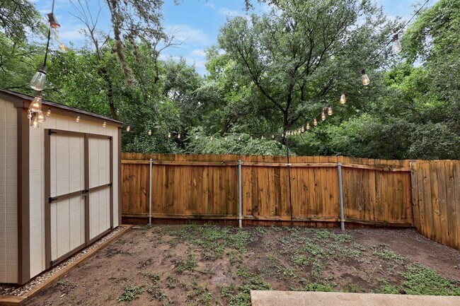 Building Photo - 9100 Mountain Ridge Dr