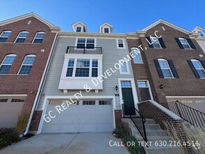 Building Photo - ***NEWER CONST / FULL SIZED W&D IN UNIT / ...