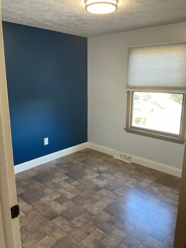 Building Photo - Spacious 3bed 3 bath Split-Level in Bethel...