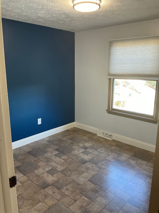 Building Photo - Spacious 3bed 3 bath Split-Level in Bethel Park – Updated Interiors & Private Backyard Oasis