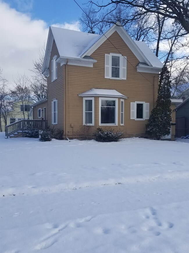 Primary Photo - 922 Dewey Ave NE