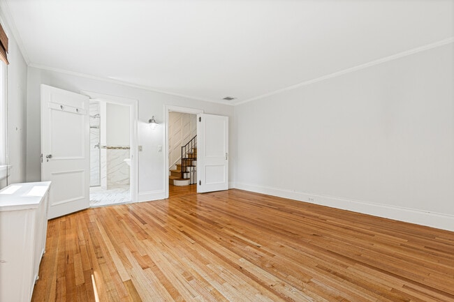 Building Photo - 30 Park Dr N