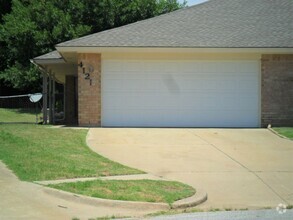 Building Photo - West-side Norman Home