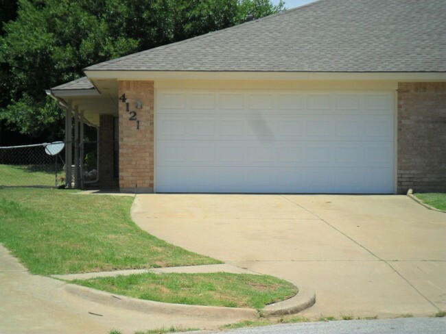 Primary Photo - Nice 3 bedroom 2 bath 2 car garage duplex ...